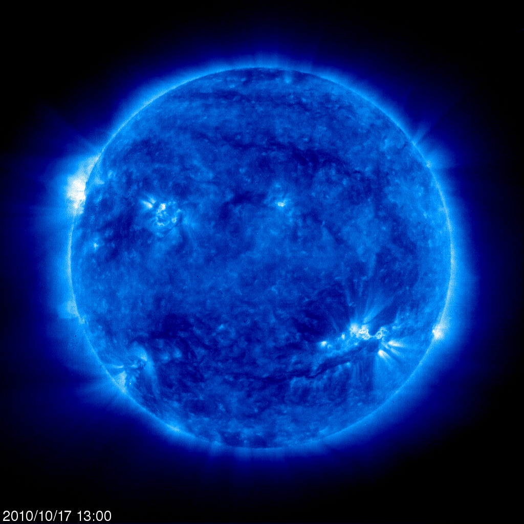 Голубой сверхгигант. Голубой гипергигант звезда r136a1. Синяя Планета. Голубое солнце. Синяя звезда в космосе.